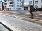 Leichte Schneedecke auf den Strassen in Luzern. Im Bild: Das gezuckerte Trottoir bei der Bushaltestelle Maihofmatte-Rotsee in Luzern am Montagmorgen gegen 6.20 Uhr. (Bild: nop)