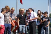 Gesundheitsdirektor Urs Hürlimann übergibt den erfolgreichen Schulklassen die Preise. (Bild: PD/Matthias Meyer)