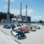 Käferparade: Der VW Käfer (VW Typ 1) ist ein Pkw-Modell der unteren Mittelklasse der Marke Volkswagen mit luftgekühltem Vierzylinder-Boxermotor und Heckantrieb. Es wurde von Ende 1938 bis Sommer 2003 gebaut. (Bild: PD)