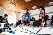 Noch sind Ramon Camenzind, Katja Kälin und Shahithya Thayakaran aus Oberägeri am Tüfteln. Bald müssen ihre Roboter aber startklar sein. (Bild Stefan Kaiser)