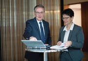 Finanzdirektorin Maya Büchi und Finanzverwalter Daniel Odermatt präsentierten gestern die Staatsrechnung des Kantons. (Bild: Corinne Glanzmann (Sarnen, 28. März 2018))