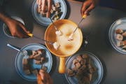Freunde beim Fondue-Essen (Bild: Kristina Kruzicovâ)