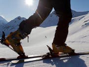 Ein Skitourengänger steigt dem Gipfel entgegen (Archiv) (Archivbild: KEYSTONE/ARNO BALZARINI)
