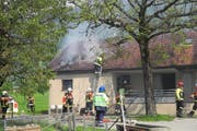 Der brennende Stall mit integrierter Metzgerei am Sonnenberg in Arth. (Bild: Kapo Schwyz)