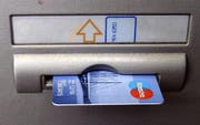 Die Maestro/Bancomatkarte der Urner Kantonalbank funktioniert derzeit nur eingeschränkt. (Symbolbild Keystone/Walter Bieri)