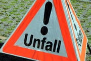 Nachdem er von einem Auto touchiert wurde, kam ein 51-jähriger Zweiradfahrer auf der Sustenpassstrasse zu Fall und verletzte sich. (Symbolbild) (Bild: Adrian Venetz / Neue OZ)