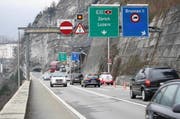 Zwischen Flüelen und dem Mositunnel finden während eines Monats Felsreinigungsarbeiten statt. Im Bild: Eingang zum Mositunnel. (Bild: Irene Infanger / Neue SZ)