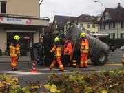 Am Freitagnachmittag kippte in Stans ein Traktor mit Gülle-Anhänger um. (Bild: Leserbild/Ivo Schmidlin)