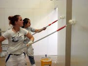 Paula Garcia (vorne) und Carla Möhl streichen in der Kapelle der Hochschule Luzern (Bild: PD/Luzernermaler)