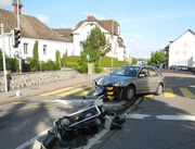 Das Auto der Unfallverursacherin erlitt Totalschaden. (Bild: Kapo Schwyz)