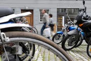 Parkplätze für Motorräder und Velos am Mühleplatz in der Stadt Luzern. (Bild: Pius Amrein)