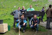 Sie haben den Bartgeier aufgepäppelt und zurück in die Schweiz gebracht: Die holländischen Vogelschützer Hetty Sinnema & Andries Zijlstra vom Rehab Centre De Fûgelhelling, Jaap Denee und Hans Pohlmann von der Dutch Birding Association, Marije de Heer vom Rehab Centre De Bonte Piet (von links nach rechts). (Bild: pd / Franziska Loercher)