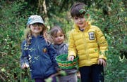 Elena, Oona-Lu und Maurice (von links) von der Kinderkrippe Chriesimatt freuen sich auf den Osterhasen. (Bild: Stefan Kaiser (Baar, 13. April 2017))