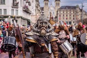 Chottlebotzer Lozärn am Weyumzug am Güdismontag 2016 beim Schweizerhof in der Stadt Luzern. (Bild: Philipp Schmidli (Luzern, 8. Februar 2016))