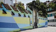 Die Wandmalerei «Ouverture» an der historischen Aussenmauer des Kunsthauses Zug schuf der Künstler Platino im Spätsommer 2010. (Bild Stefan Kaiser)