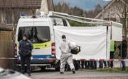 Eine Polizistin und ein Kriminaltechniker vor dem Wohnhaus im aargauischen Rupperswil: Nach einem Brand wurden in dem Haus vier Leichen entdeckt; sie alle sind Opfer eines brutalen Gewaltverbrechens geworden. (Bild: Patrick B. Krämer/Keystone (Rupperswil, 21. Dezember 2015))
