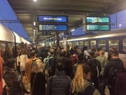 Gestrandete Passagiere in Zug. (Bild: Stefanie Nopper/LZ)