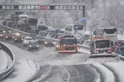 Vor dem Gotthard staute sich am Samstag der Osterreiseverkehr wegen des Schnee und den deswegen notwendigen Räumungsarbeiten vor dem Tunnel bei Erstfeld zwischen Göschenen und der Raststätte Erstfeld. (Bild: Urs Flüeler/Keystone (Erstfeld, 31. März 2018))