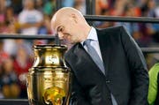 Fifa-Präsident Gianni Infantino. Hier ist er mit der Copa-America-Trophäe am Final Argentinien gegen Chile Ende Juni im US-amerikanischen New Jersey zu sehen. (Bild: EPA/Jason Szenes)