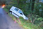 Das Unfallauto lag in einem Graben in Alpnach. (Bild: Obwaldner Polizei (17.10.2016))