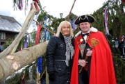 Matthias I. mit Partnerin Susanne vor der riesigen Tanne. (Bild Rosmarie Berlinger/Neue NZ)