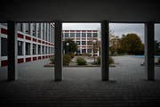 Die Kantonsschule Reussbühl steht aufgrund der Sparmassnahmen des Kantons auch in der Woche nach den Herbstferien leer. (Bild: Pius Amrein (Archivbild))