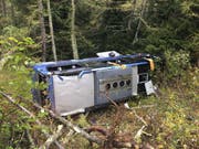 Weil der Chauffeur von einem Unwohlsein befallen wurde, ist am Nufenenpass im Oberwallis ein Car verunfallt. (Bild: Kantonspolizei Wallis)