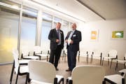 Spitalratspräsident Hans Schärli (links) und Peter Schwegler, Direktor der Luzerner Psychiatrie, in den im letzten Jahr eröffneten Räumlichkeiten in Sursee. (Archivbild Corinne Glanzmann)