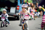 Romina ist eines der rund 20 Kinder, die am Samstag im Hilliminator die Hochbühlstrasse in Luzern hochstrampelten. (Bild: Corinne Ganzmann / Neue LZ)