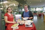 Bibliotheksleiterin Fabia Patocchi (rechts) mit Deborah Jung. (Bild: Werner Schelbert (Baar, 23. Juni 2017))