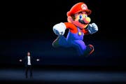 Shigeru Miyamoto von Nintendo stellte an der Apple-Keynote neue Spiele vor. (Bild: Monica Davey/EPA)