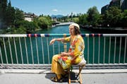 Dagmar Wegge bestrickt das Geländer der St.-Karli-Brücke. Das Projekt der Pfarrei St. Karl soll Menschen verbinden. (Bild Nadia Schärli)