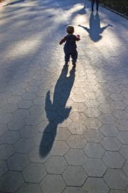 Zum Schutz von Kindern sollen Kesb auch ausserhalb der Bürozeiten erreichbar sein. (Bild: Getty)