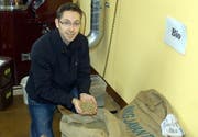 Patrik Hosennen mit seinem gerösteten Kaffee. (Bild Daniela Bellandi/Neue SZ)