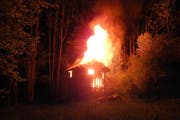 Die Waldhütte steht in Flammen. (Bild: Kapo Schwyz)
