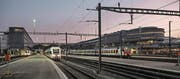 Wieder in Betrieb: Die ersten Züge verliessen am frühen Montagmorgen den Bahnhof Luzern. (Bild: Boris Bürgisser (Luzern, 27. März 2017))