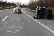 Der Anhänger und das Auto überschlugen sich auf der Autobahn. (Bild: Luzerner Polizei)