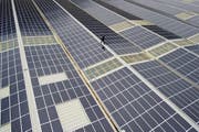 Solaranlage auf dem Dach einer Fabrikhalle in Saxon im Unterwallis. Der Gewerbeverband sieht bei einer Energiewende ein grosses Auftrags- und Beschäftigungspotenzial. (Bild: Keystone/Jean-Christophe Bott)