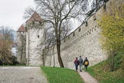 Im Untergrund der Museggmauer ist ein Bauverbot geplant. (Bild: Philipp Schmidli (Luzern, 18. November 2017))