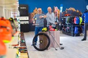 Philippe Descombes (links), Suunto-Verantwortlicher, und Oliver Müller, Geschäftsführer von Amer Sports.Bild: Maria Schmid (Hagendorn, 12. September 2016)