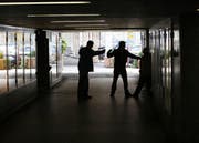 Die Polizei sucht nach dem Vorfall nach Zeugen. (Symbolbild / Archiv ZZ)