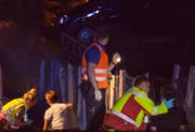 Rettungskräfte kümmern sich um die Verletzten. (Bild: Geri Holdener, Bote der Urschweiz)