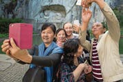 Die Realitäten vermengen sich wie in den Videos zum Musical: Regisseur Martin G. Berger (Mitte) vor dem Löwendenkmal. (Bild: Eveline Beerkircher (17. Mai 2017))