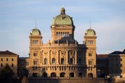 Das Bundeshaus leuchtet bei Sonnenuntergang. (Bild: Keystone / Peter Klaunzer)