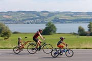 Rund um den Sempachersee: Für einmal durften Velofahrer mitten auf der Strasse fahren. (Bild: Philipp Schmidli / Neue LZ)