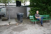 André Egli auf der Bank, auf der er attackiert wurde. (Bild Sandra Monika Ziegler)