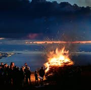 Höhenfeuer sind in der ganzen Schweiz beliebt - hier eine Aufnahme aus den Waadtländer Alpen. (Bild: Keystone/Laurent Gilliéron)