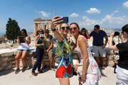 Gute Stimmung herrschte gestern bei Griechenland-Touristen vor dem Parthenon auf der Akropolis in Athen. (Bild: AP/Daniel Ochoa de Olza)