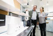 Sonja und Giacomo Elsener testen in ihrem Laden an der Baarerstrasse einen Lautsprecher. (Bild: Stefan Kaiser (11. Dezember 2017))