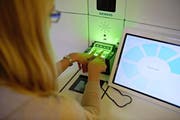 Die Erfassung der Fingerabdrücke. (Bild: Luzerner Polizei)